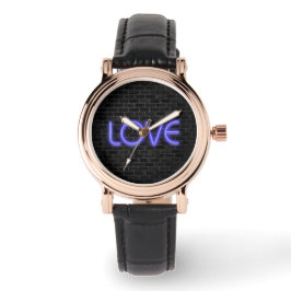 LOVE tekst in neonverlichting op baksteen Horloge