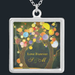 Love Trees Wedding Monogrames Keepomwille Zilver Vergulden Ketting<br><div class="desc">Whimsical-,  romantische en kleurrijke boomillustratie,  ontworpen op aangepaste Kettingen. De slangen van het rustige boomontwerp zullen unieke souvenirs voor newlyweds,  bruiden of vriendinnen maken. (Neem contact op met ujean4791@gmail.com voor aangepast werk en/of overeenkomende objecten.)</div>