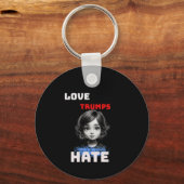 LOVE TRUMPS HATE -anti Donald T-shirt Sleutelhanger (Achterkant)