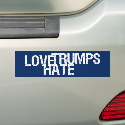 Love Trumps Hate Bumpersticker (Op auto)