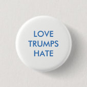 Love Trumps Hate Pinback Button (Voorkant)
