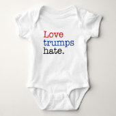 Love Trumps Hate Romper (Voorkant)