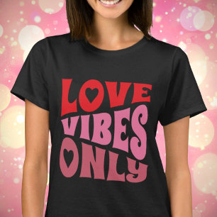 Love Vibes Only Typografie Rood Roze Mauve Retro T-shirt