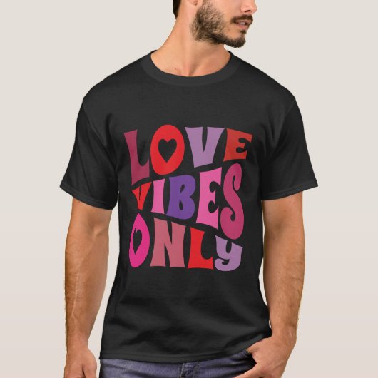 Love Vibes Only Typografie Rood Roze Paarse Retro T-shirt (Voorkant)