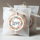 Love Whimsical Blush Coral Floral Wreath Wedding Ronde Sticker<br><div class="desc">De sticker van de weddenschap is voorzien van de tekst van het 'Love'-script,  omgeven door een groef van witte zomer- of herfst-bloemen met een kleurrijke florale waterverf van bloemen,  bladeren en groen in tinten van wazige roze,  gouden geel,  koraal,  oranje rood,  violet paars en groen.</div>