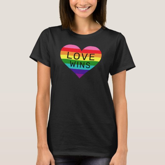 Love Wins Black Rainbow Heart Pride Month T-shirt (Voorkant)