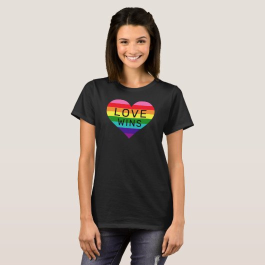 Love Wins Black Rainbow Heart Pride Month T-shirt (Voorkant volledig)