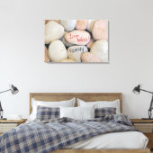 Love Wins-boodschap op stenen Canvas Afdruk (Insitu (Slaapkamer))