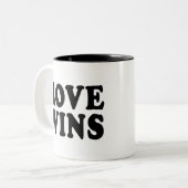 Love Wins Mok (Voorkant links)