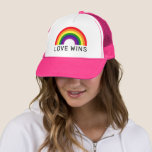 Love Wins Rainbow Colors LGBTQ Pride Month Trucker Pet<br><div class="desc">Met deze kleurrijke 'LOVE WINS'-vrachtwagenchauffeur die is ontworpen (roze pet kan worden gewijzigd) met zwarte moderne tekst en een levendig,  geordend ROYGBV-regenboogspectrum van kleuren,  kunt u Pride Month vieren en uw steun voor de LGBTQ-gemeenschap shows.</div>