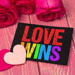 Love Wins Rainbow Gay Pride LGBTQ Briefkaart<br><div class="desc">Het homohuwelijk is goedgekeurd door het Hooggerechtshof. Tot slot kunnen homoseksuele en lesbische stellen profiteren van de gelijke rechten die zij verdienen. Mooie regenbooglettertjes om deze historische dag voor de LGBTQ-gemeenschap te vieren.</div>