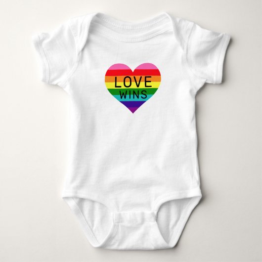 Love Wins Rainbow Heart Pride Month Romper (Voorkant)