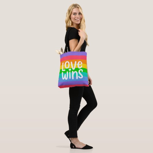 Love Wins Tote Bag (Op model)