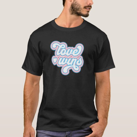 Love Wins Trans Pride Transgender Flag LGBTQ+ Retr T-shirt (Voorkant)