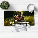 Love You Daddy gepersonaliseerde foto Bureaumat<br><div class="desc">We Love You Daddy gepersonaliseerde Photo Desk Mat Muismat met uw favoriete foto en aangepaste tekst. Kan gemakkelijk worden gepersonaliseerd voor papa,  papa,  opa,  mama,  mama,  tante,  oom,  enz! Neem contact met ons op via cedarandstring@gmail.com als u hulp nodig hebt bij het ontwerp of de bijbehorende producten.</div>