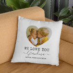 Love You Grandma Heart Photo Kussen<br><div class="desc">De gepersonaliseerde oma gooit kussen met twee familiefoto's in een schattige hartvorm,  de woorden "wij houden van je oma" en de namen van de kleinkinderen. Kan in elke relatie worden veranderd!</div>