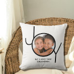 Love You Grandma Persoonlijke Foto Kussen<br><div class="desc">Dit stijlvolle fotokussen is versierd met het woord JOY en zegt "We Love You Grandma". Gemakkelijk aan te passen met je foto waardoor dit een perfect aandenken cadeau is voor oma.</div>