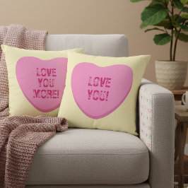 Love You Love You More Pink Snoep Hearts op Yellow Kussen