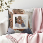 Love You Moeder Foto Kussen<br><div class="desc">Geef je moeder een knusse herinnering aan je liefde met deze gepersonaliseerde 'Love You Moeder' foto kussen. Met je favoriete foto en een hartelijke boodschap is dit op maat gemaakte kussen het perfecte cadeau voor Moederdag - of een leuke verrassing op elk moment van het jaar. Zachte, stijlvolle en sentimentele,...</div>