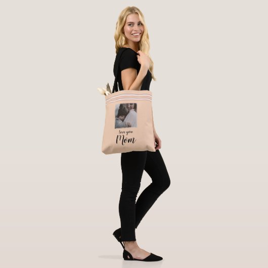 "Love you Mom" gepersonaliseerde foto cadeau Tote Bag (Op model)
