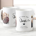 Love you OMA Hearts Custom Two Photo Coffee Mok<br><div class="desc">Eenvoudige en lieve twee foto koffie mok voor oma: De hand geletterde script leest WE LOVE YOU OMA met  harten bloeit over je namen. Personaliseer met uw twee favoriete foto's en maak dit een modern,  trendy souvenir cadeau voor een geliefde grootmoeder.</div>