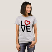 LOVE, zwart en wit met rood kettinghart T-shirt (Voorkant volledig)
