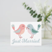 Lovebirds Pink & Blue Just Married Wedding Aankondigingskaart (Staand voorkant)