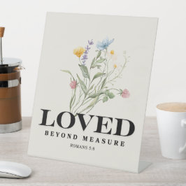 Loved Beyond Measure – Romans 5:8 Christian Bible Reclamebord Met Voetstuk
