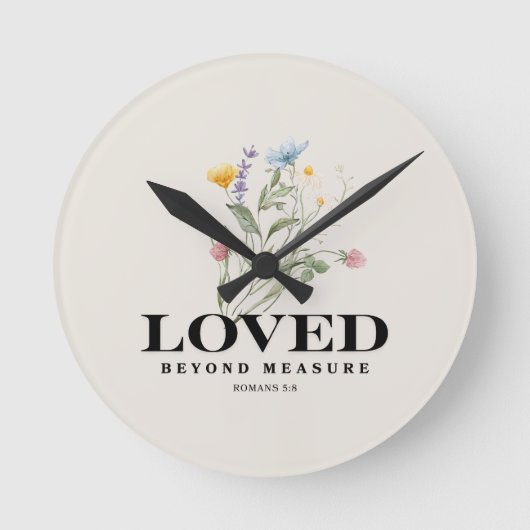 Loved Beyond Measure – Romans 5:8 Christian Bible Ronde Klok (Voorkant)