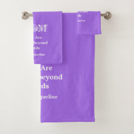 Loved Beyond Words Mom, Paarse-wit gepersonaliseer Bad Handdoek