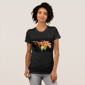 Lovely Daylily II Apparel en Gifts T-shirt (Voorkant volledig)