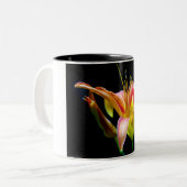 Lovely Daylily II Apparel en Gifts Tweekleurige Koffiemok (Voorkant links)