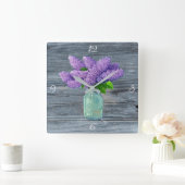 Lovely Lilacs in Rustic Mason Jar Vierkante Klok (Huis)