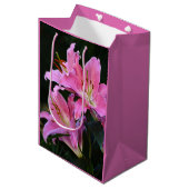 Lovely Pink Lily Blooms Floral Medium Cadeauzakje (Voorkant Gekanteld)
