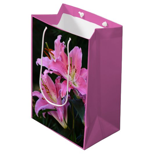 Lovely Pink Lily Blooms Floral Medium Cadeauzakje (Voorkant Gekanteld)