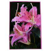 Lovely Pink Lily Blooms Floral Medium Cadeauzakje (Voorkant)