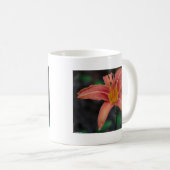 Lovely Tawny Daylily Apparel en Gifts Koffiemok (Voorkant rechts)