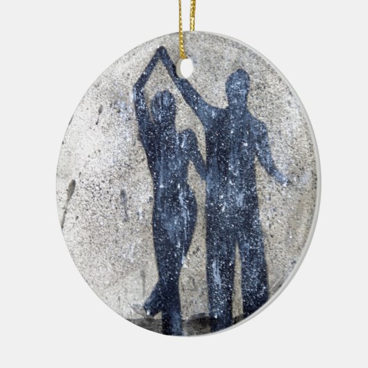 Lovers dansen in de regen keramisch ornament (Links)