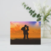 Lovers Kissing op zonsondergang op het strand Briefkaart (Staand voorkant)