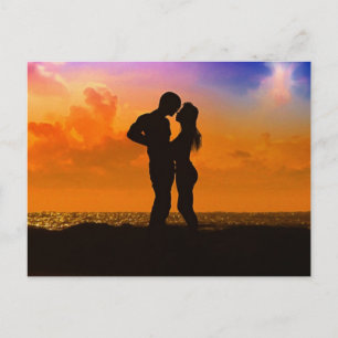 Lovers Kissing op zonsondergang op het strand Briefkaart
