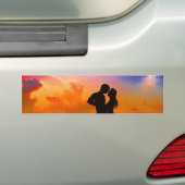 Lovers Kissing op zonsondergang op het strand Bumpersticker (Op auto)