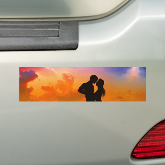 Lovers Kissing op zonsondergang op het strand Bumpersticker (Op auto)