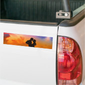 Lovers Kissing op zonsondergang op het strand Bumpersticker (Op Truck)