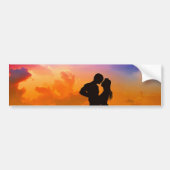 Lovers Kissing op zonsondergang op het strand Bumpersticker (Voorkant)