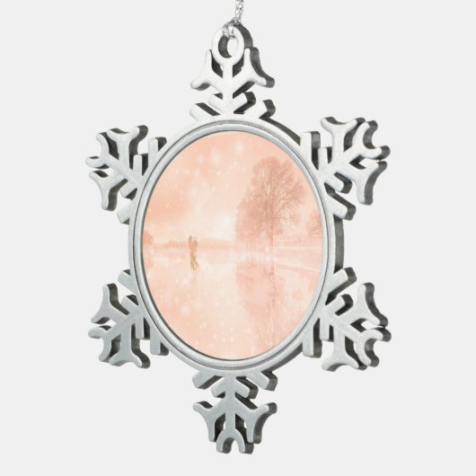 Lovers op een bevroren vijver tin sneeuwvlok ornament (Rechts)