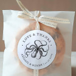 Love's Embrace | Liefde en Bedankt Ronde Sticker<br><div class="desc">Dank u stickers op maat van een nautische of octopus-thema bruiloft suite. Je kunt meer overeenkomende items uitzichten in het Love's Embrace-Collectie.</div>