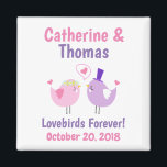 Lovevogels Cute Pink Paars Wedding Favor Magneet<br><div class="desc">Een schattige lovevogels magneet om te gebruiken als een gunst bij al je trouwevenementen — een verlovingsfeest,  vrijgezellenfeest of de bruiloft zelf! Personaliseer met uw namen,  trouwdatum,  en douanebericht. De kleur en de doopvont van de tekst en de achtergrond kunnen worden veranderd om uw voorkeur te passen.</div>