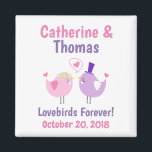 Lovevogels Cute Pink Paars Wedding Favor Magneet<br><div class="desc">Een schattige lovevogels magneet om te gebruiken als een gunst bij al je trouwevenementen — een verlovingsfeest,  vrijgezellenfeest of de bruiloft zelf! Personaliseer met uw namen,  trouwdatum,  en douanebericht. De kleur en de doopvont van de tekst en de achtergrond kunnen worden veranderd om uw voorkeur te passen.</div>
