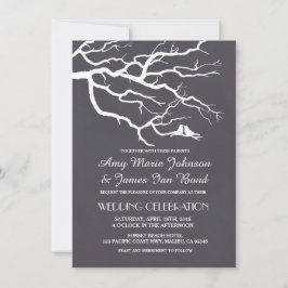 Lovevogels die een bruiloft op het bord van hun bo kaart