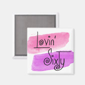 Lovin' Sixty Happy 60th Verjaardag Roze Plezier Magneet (Voorkant / Achterkant)